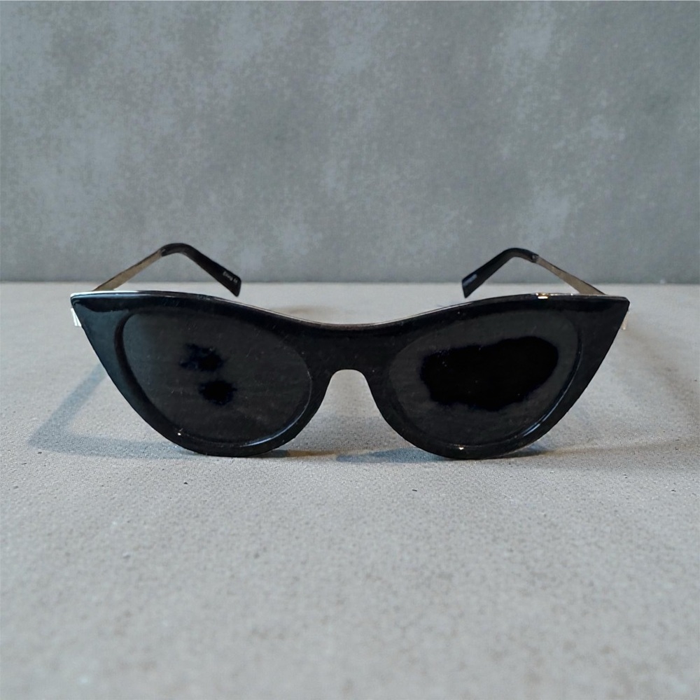 Chic Black Cat-Eye Sunglasses